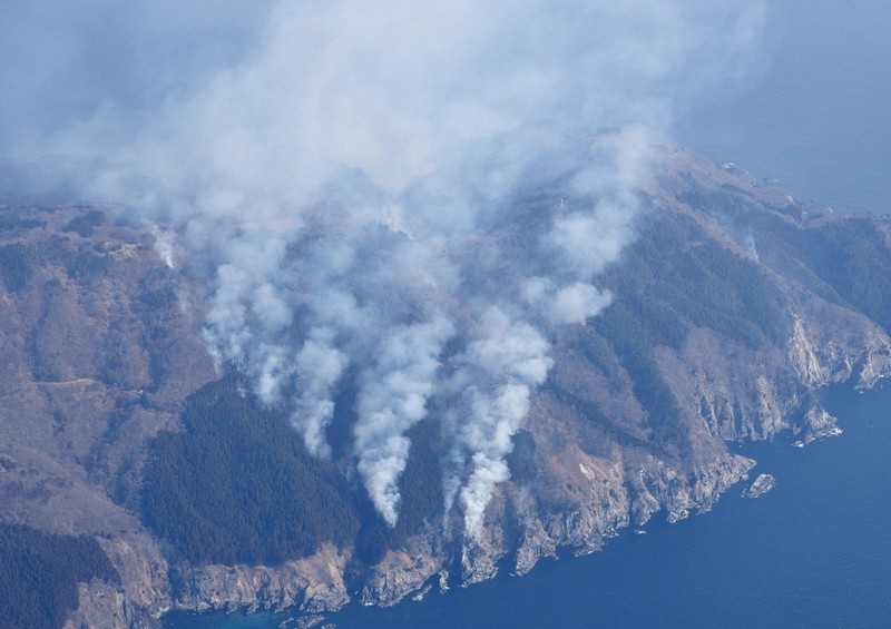 【岩手】「煙で視界不良、海水使えず」　大船渡山林火災、12都県が消防援助